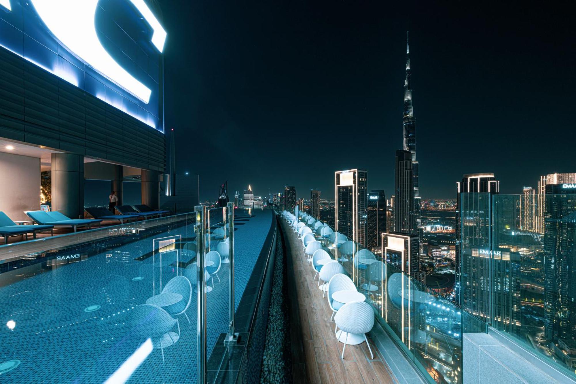 Scenic Infinity Pool With Burj Khalifa Views Dubái