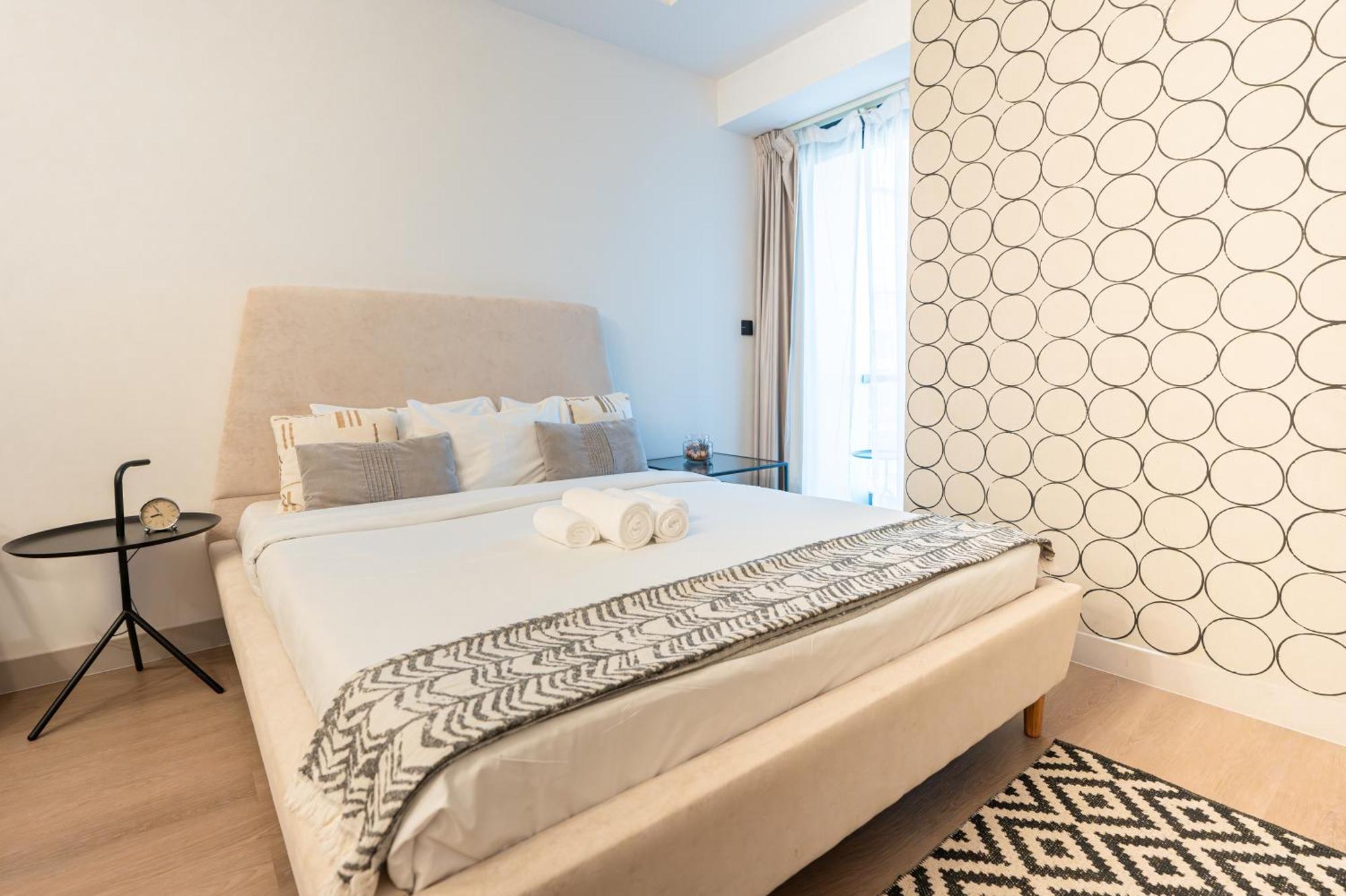 Modern And Chic - - Jlt