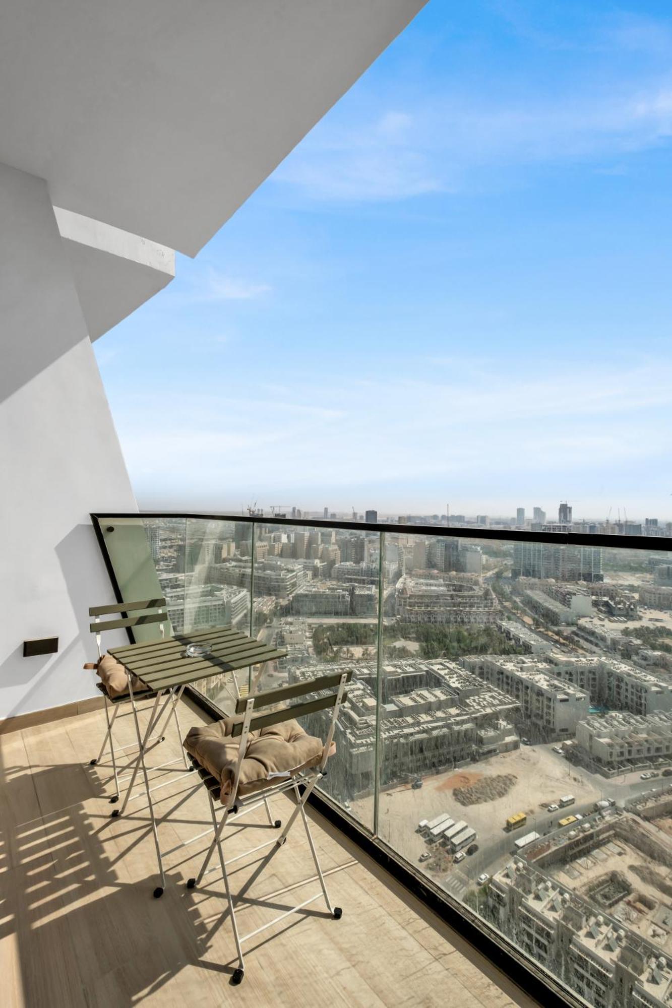 Chic 2br For 6 With King Bed, Pool, Stunning Views Apartemen *