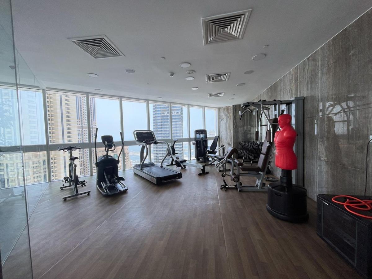 Spacious 3-bedroom With Comfortable Living Area In Marina Dubái