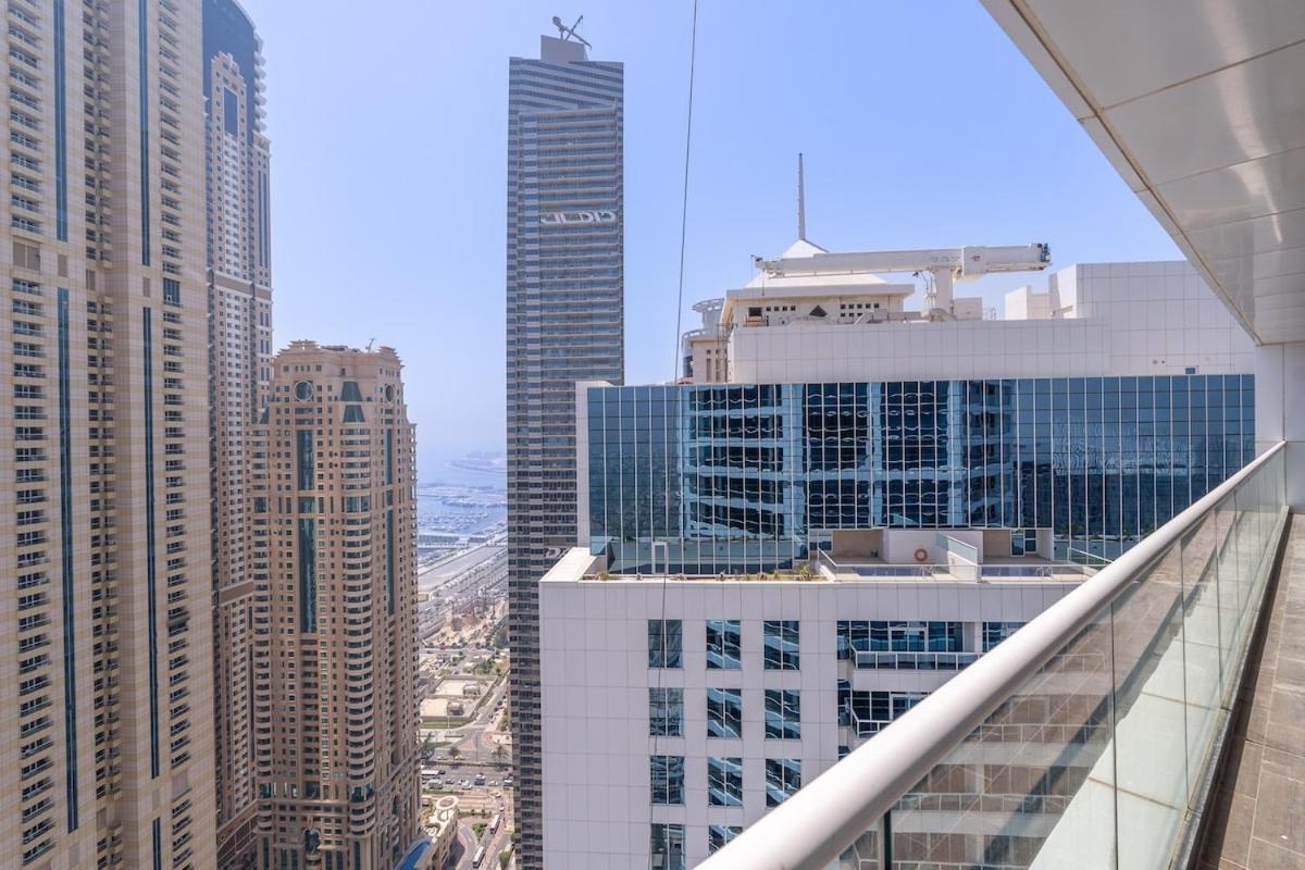 Spacious 3-bedroom With Comfortable Living Area In Marina