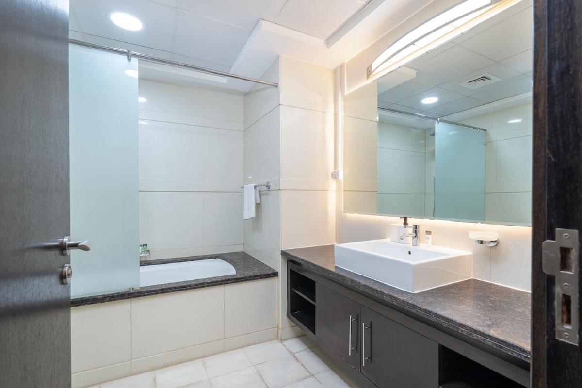 Spacious 3-bedroom With Comfortable Living Area In Marina Apartamento *