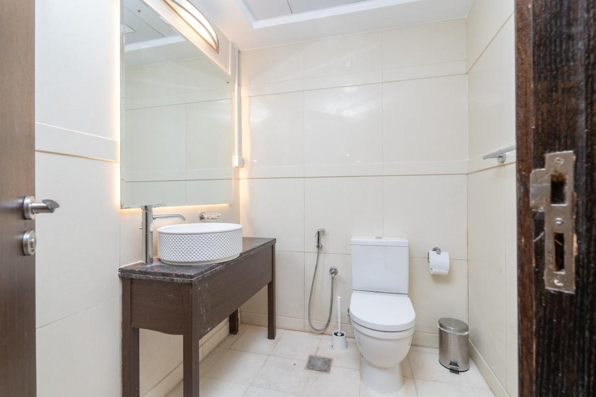 Spacious 3-bedroom With Comfortable Living Area In Marina *