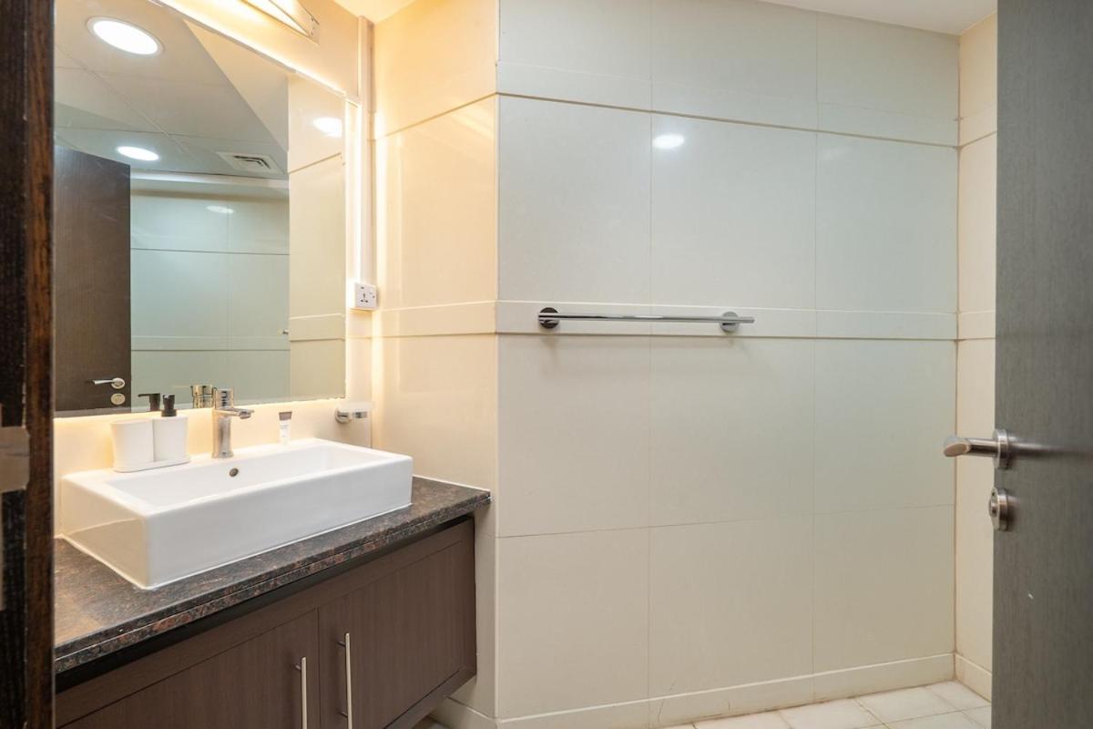 Spacious 3-bedroom With Comfortable Living Area In Marina Dubái
