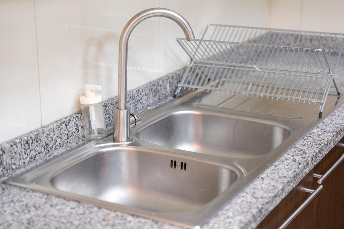 Spacious 3-bedroom With Comfortable Living Area In Marina *