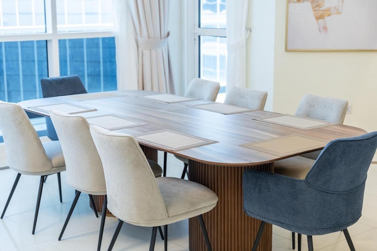 Spacious 3-bedroom With Comfortable Living Area In Marina Dubái