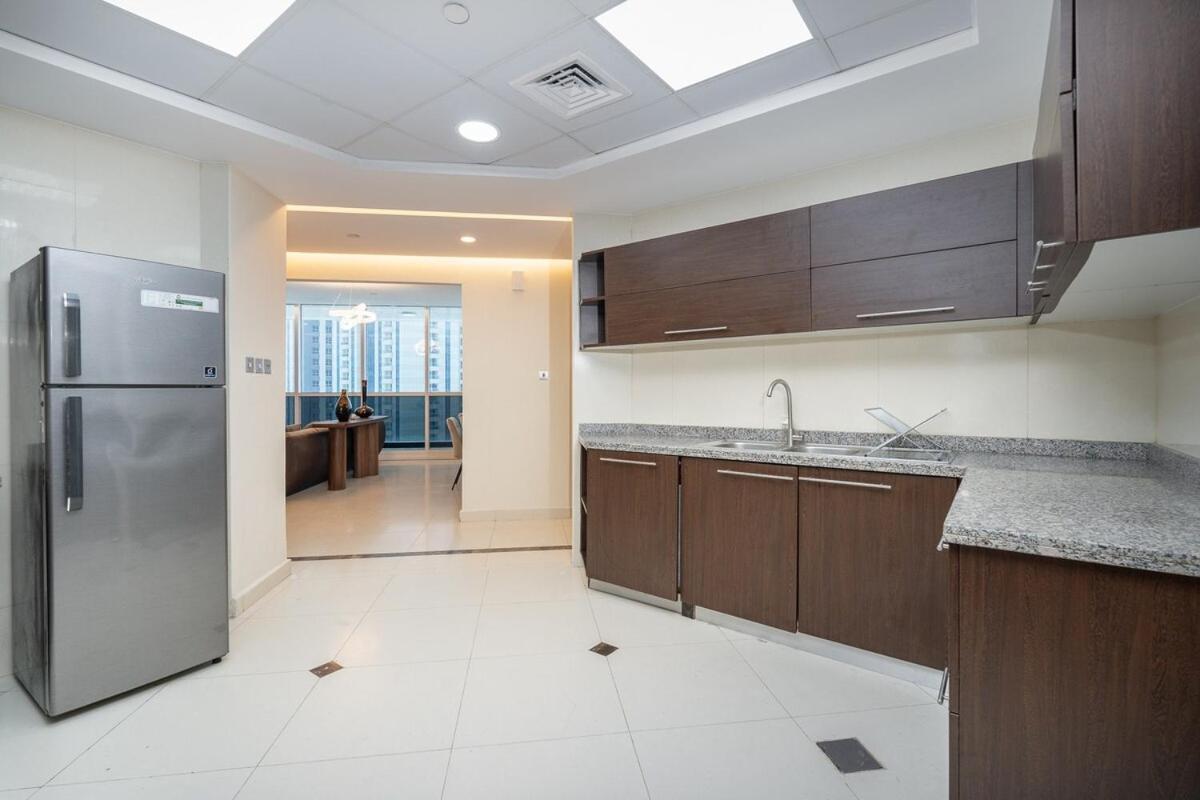 Spacious 3-bedroom With Comfortable Living Area In Marina *