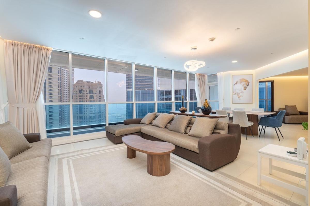 Spacious 3-bedroom With Comfortable Living Area In Marina Dubái