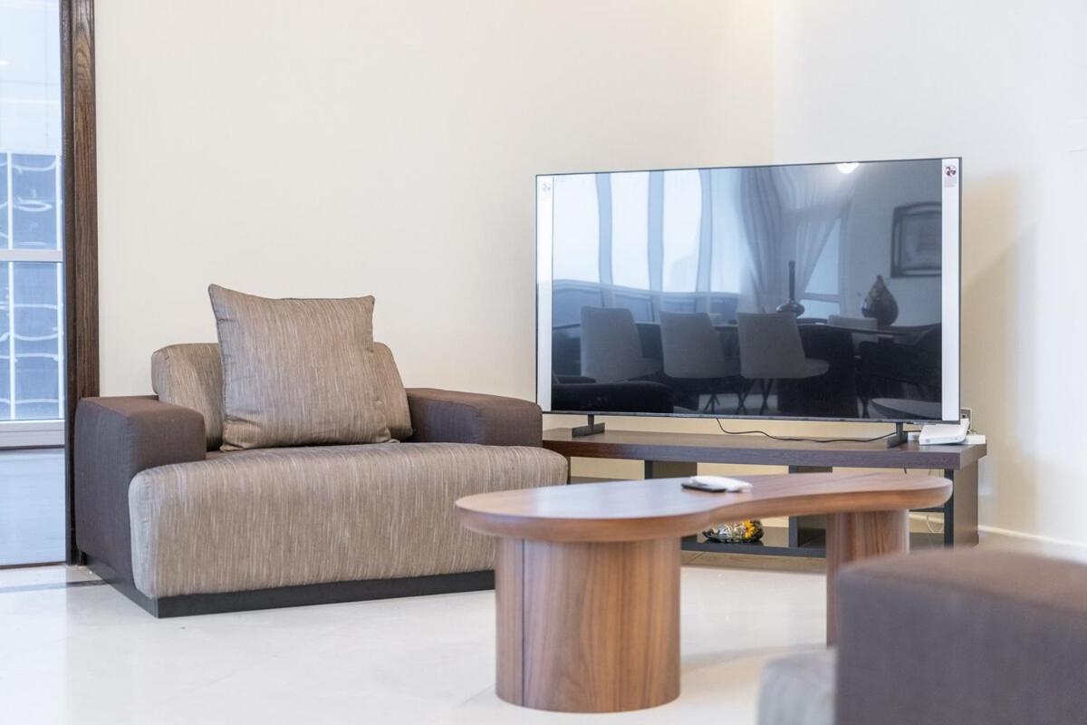 Spacious 3-bedroom With Comfortable Living Area In Marina