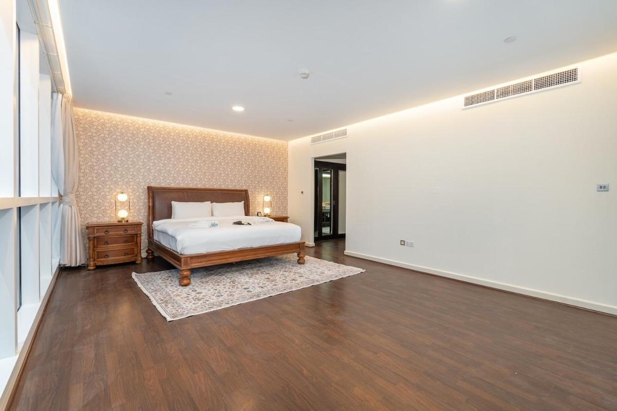 Spacious 3-bedroom With Comfortable Living Area In Marina