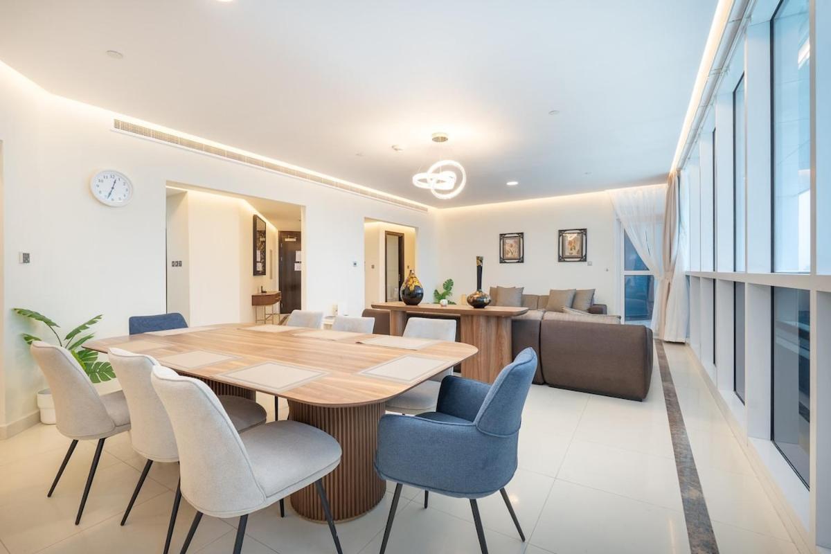 Spacious 3-bedroom With Comfortable Living Area In Marina *