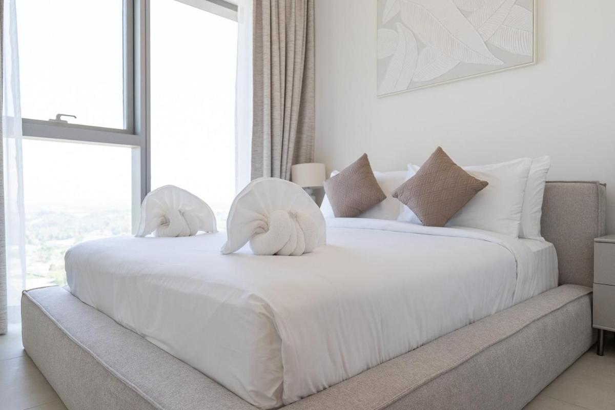 Elegant 2-bedroom With Comfy Living Area In Downtown Dubaï