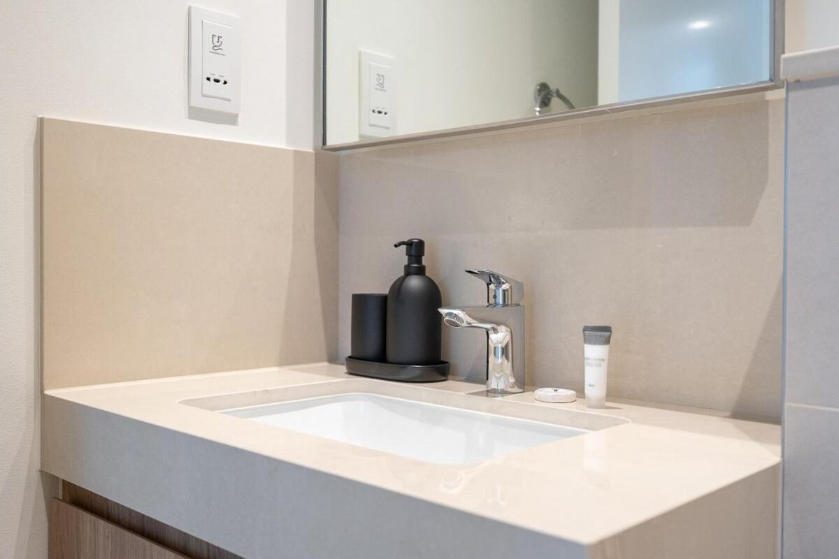 Elegant 2-bedroom With Comfy Living Area In Downtown Dubaï