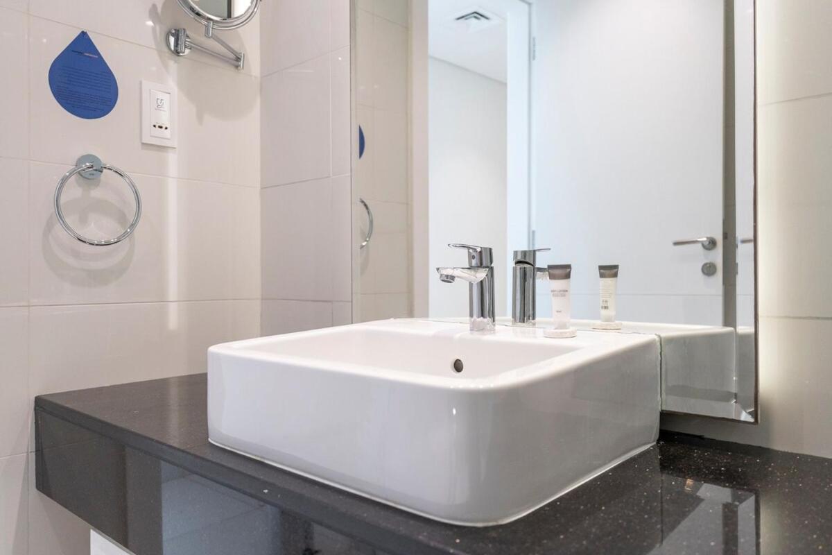 Beautifully Designed 3br With Canal Views In Business Bay Apartment *