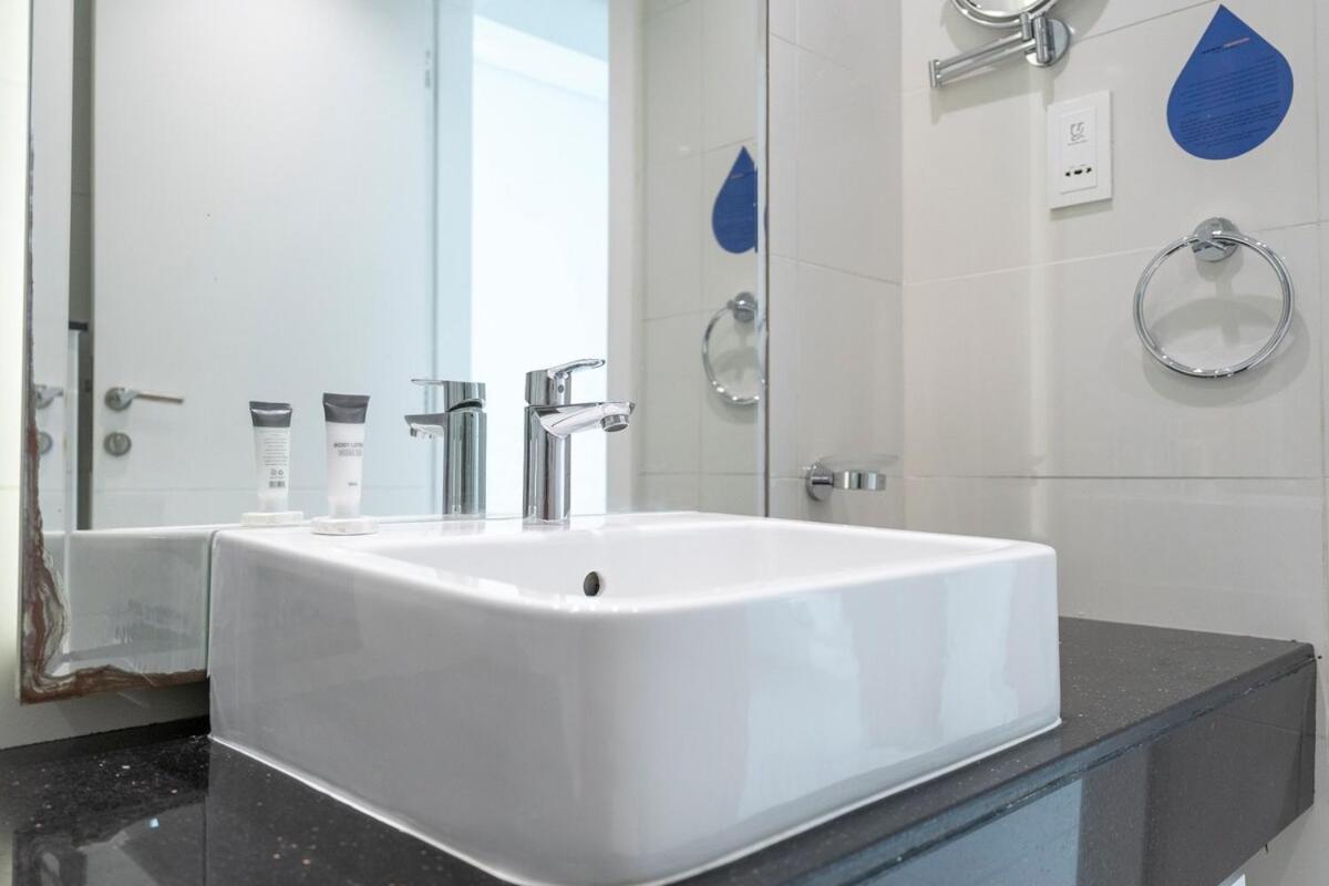 Apartment Beautifully Designed 3br With Canal Views In Business Bay *