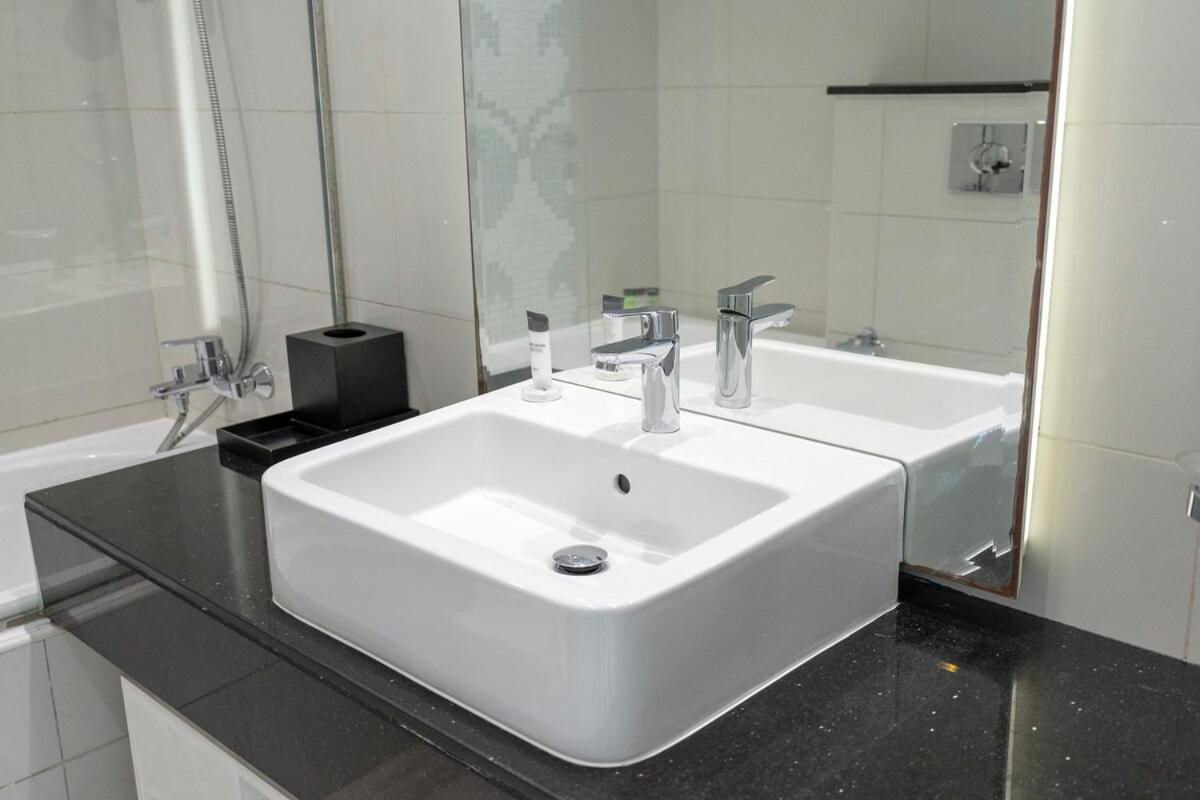 Beautifully Designed 3br With Canal Views In Business Bay * Dubai