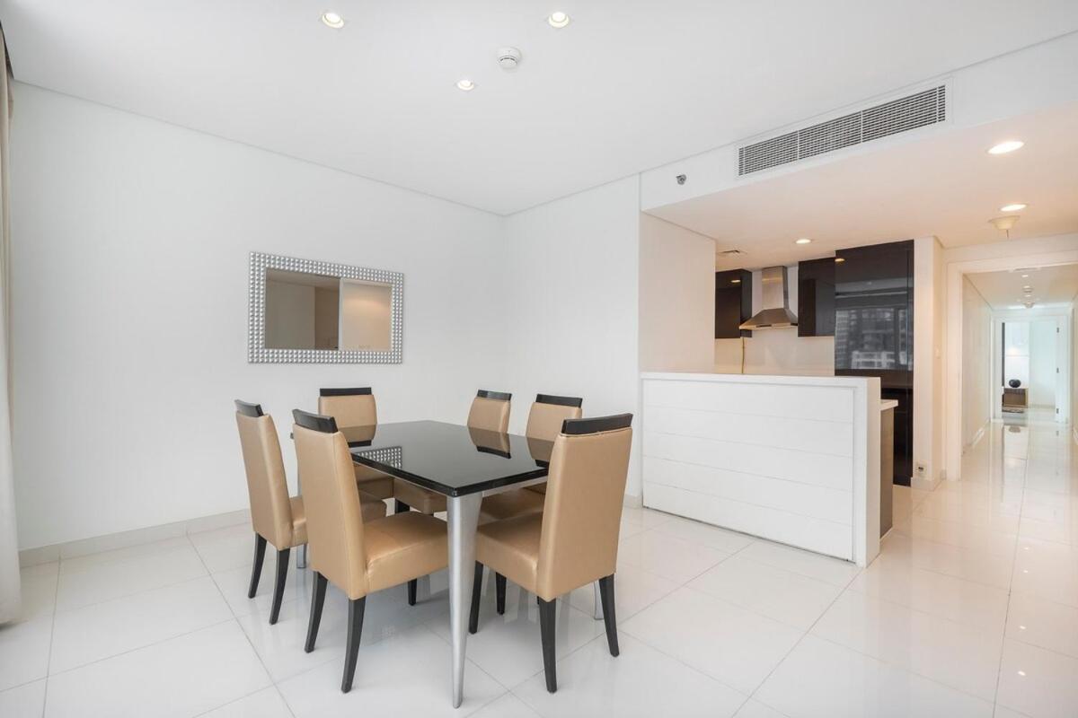 Beautifully Designed 3br With Canal Views In Business Bay Apartment *