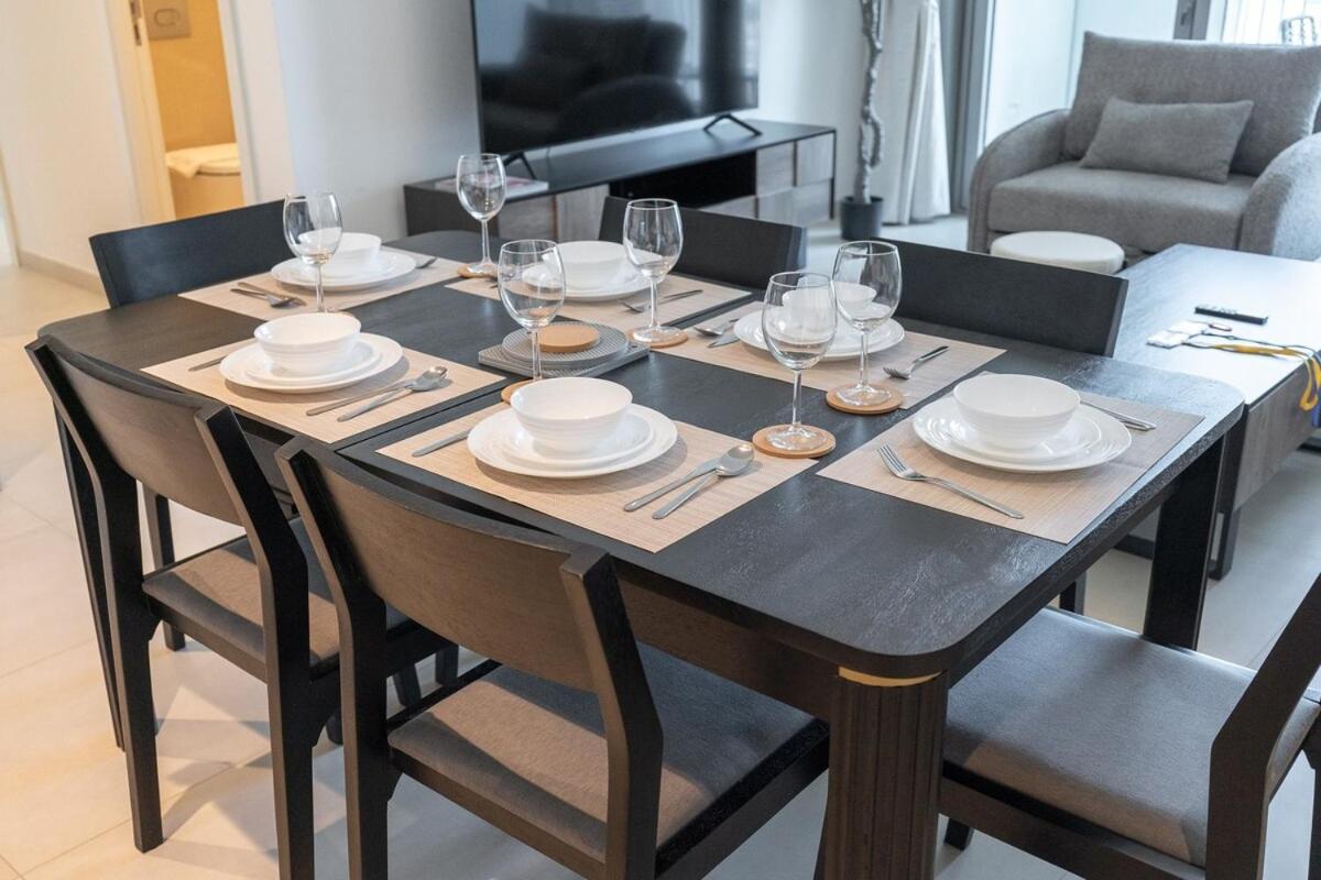 Elegant 2-bedroom With Comfy Living Area In Downtown *