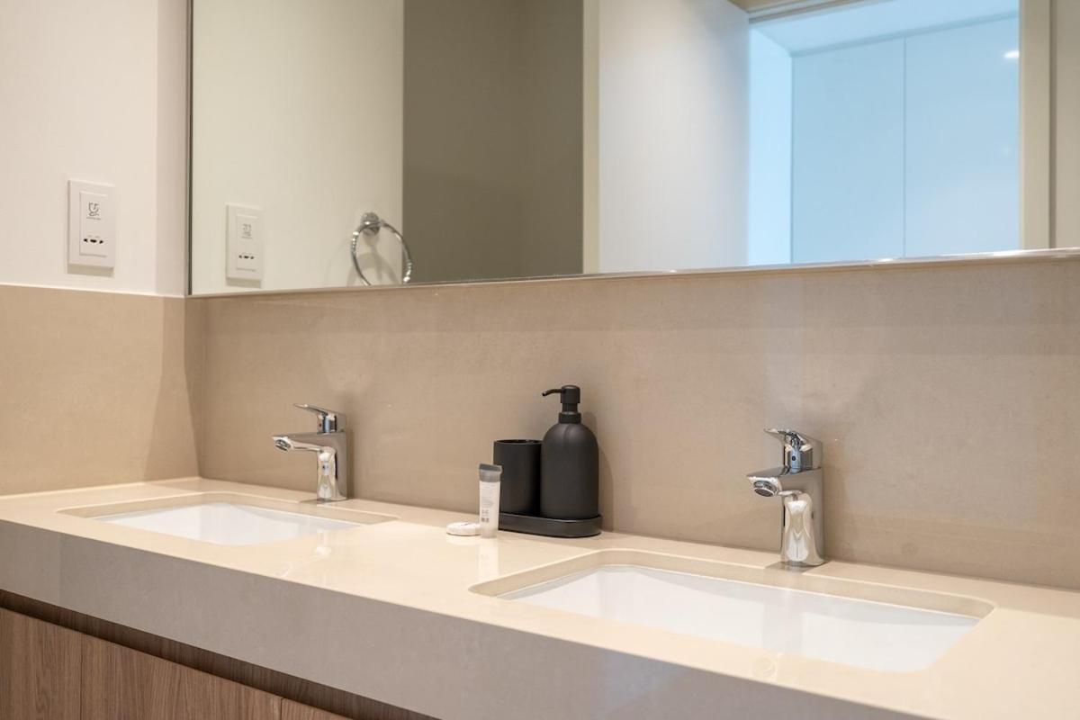 Elegant 2-bedroom With Comfy Living Area In Downtown Dubaï