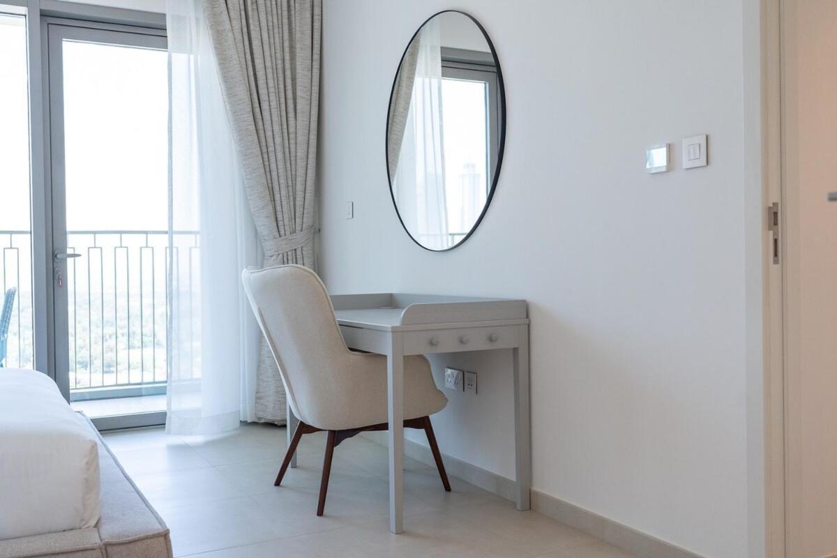 Elegant 2-bedroom With Comfy Living Area In Downtown Dubaï