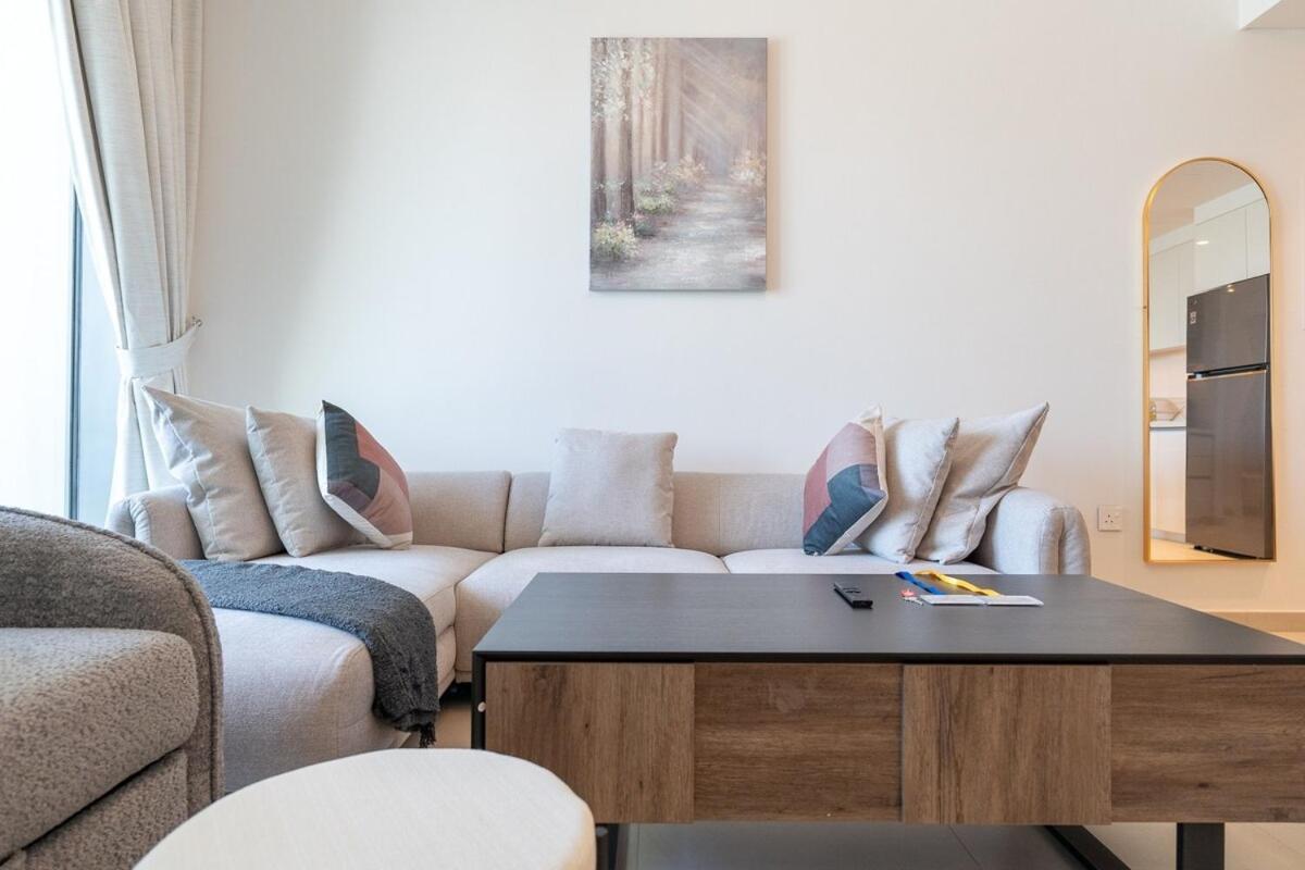 Elegant 2-bedroom With Comfy Living Area In Downtown *