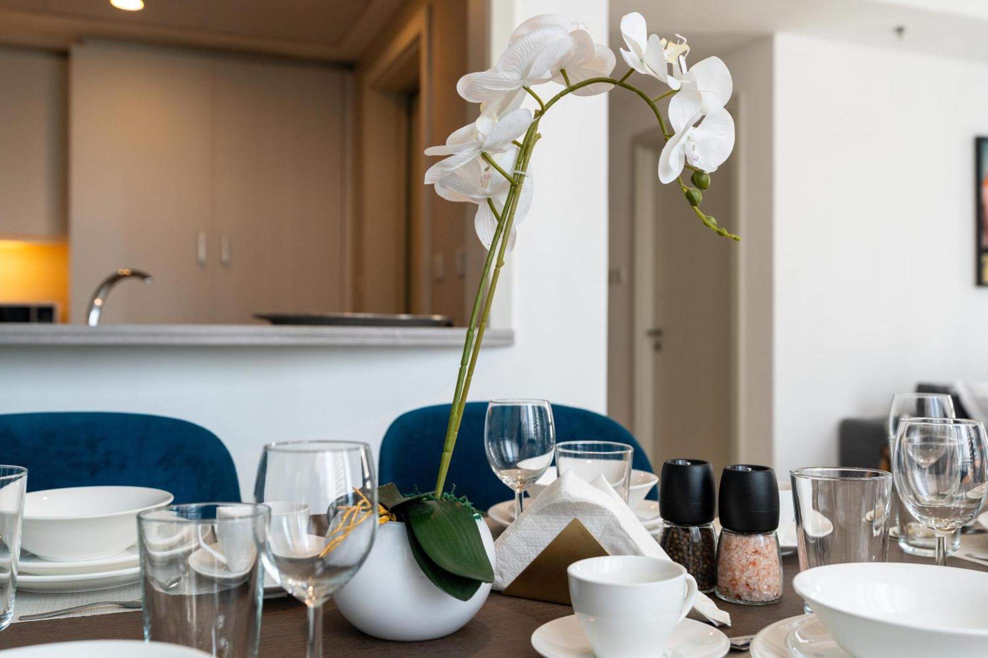 Burj Khalifa Views - 5 Min Walk From Mall - Upgraded - Designer Choice - 8 People - Opera Apartment *