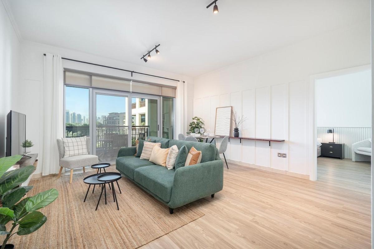 Apartment Warm 2-bedrooms With Modern Kitchen Interior In The Greens!