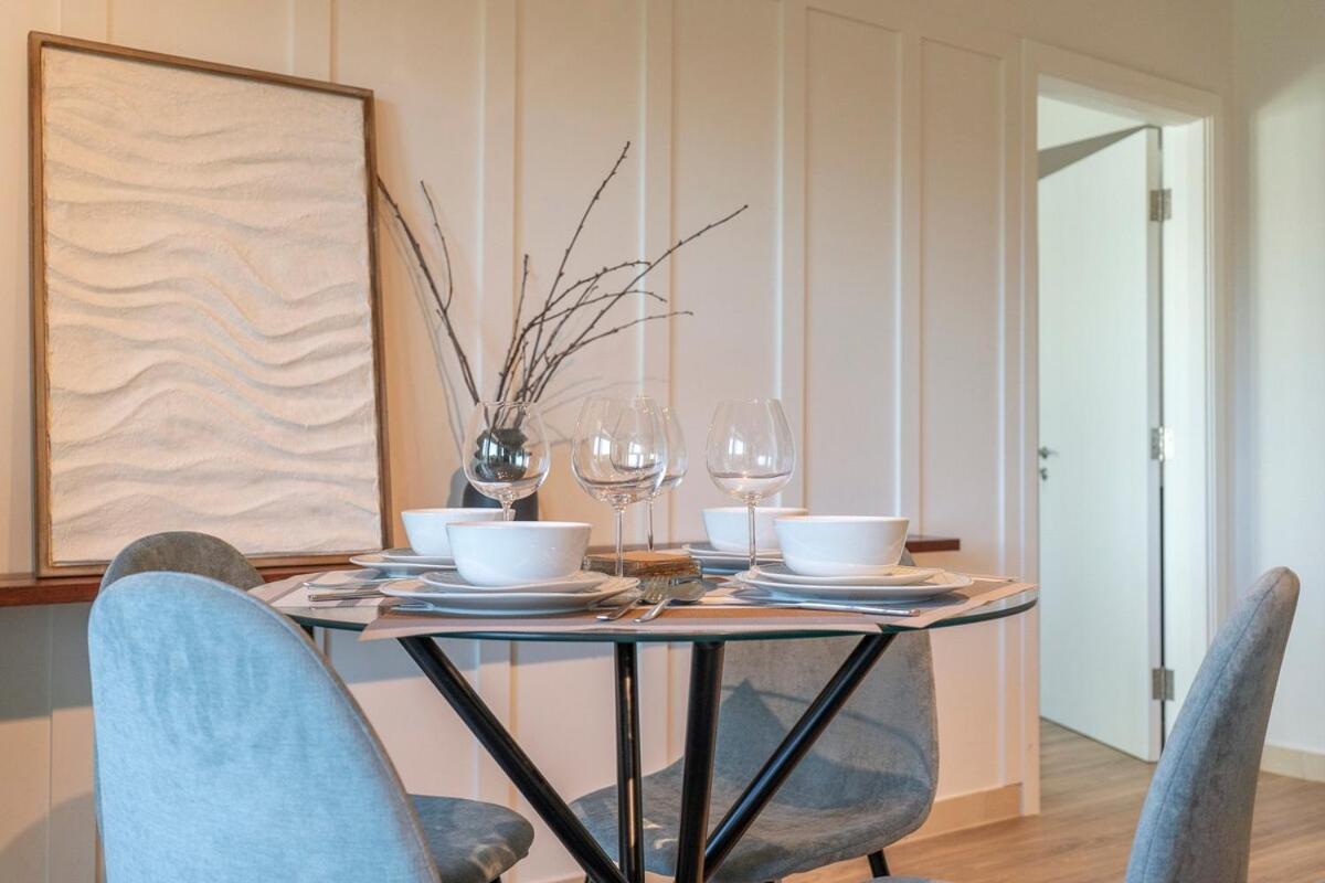 Warm 2-bedrooms With Modern Kitchen Interior In The Greens! Apartamento *