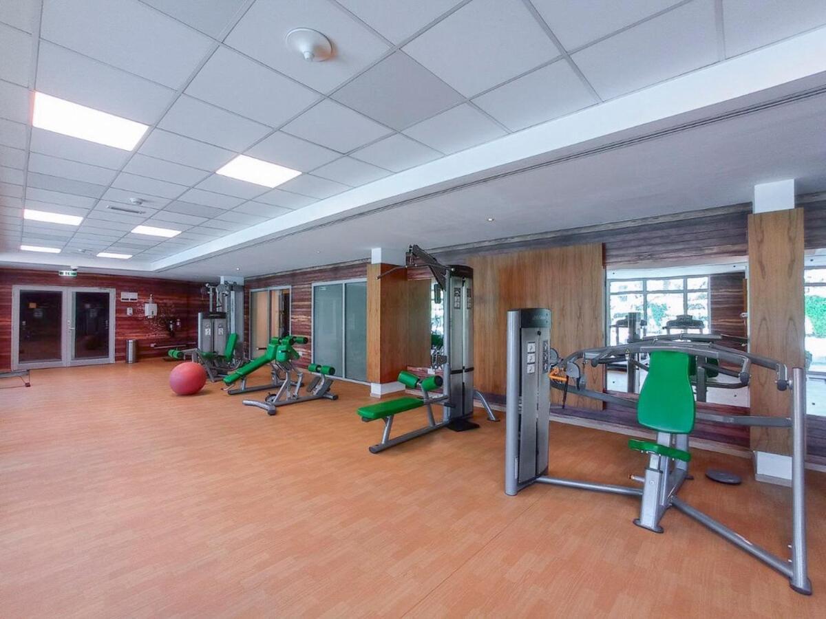 Warm 2-bedrooms With Modern Kitchen Interior In The Greens! Apartamento
