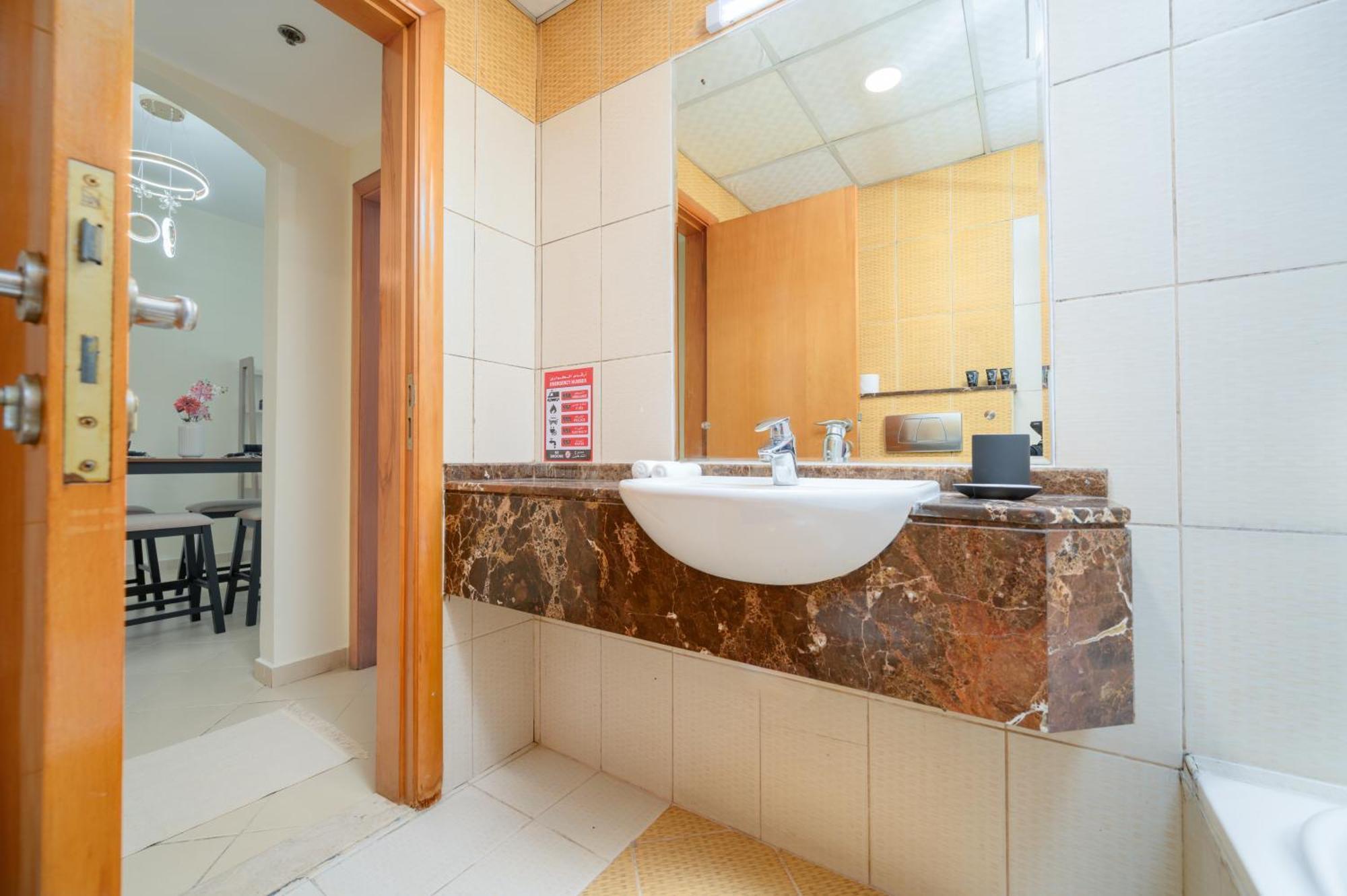Luxurious 1-br In Active Marina *