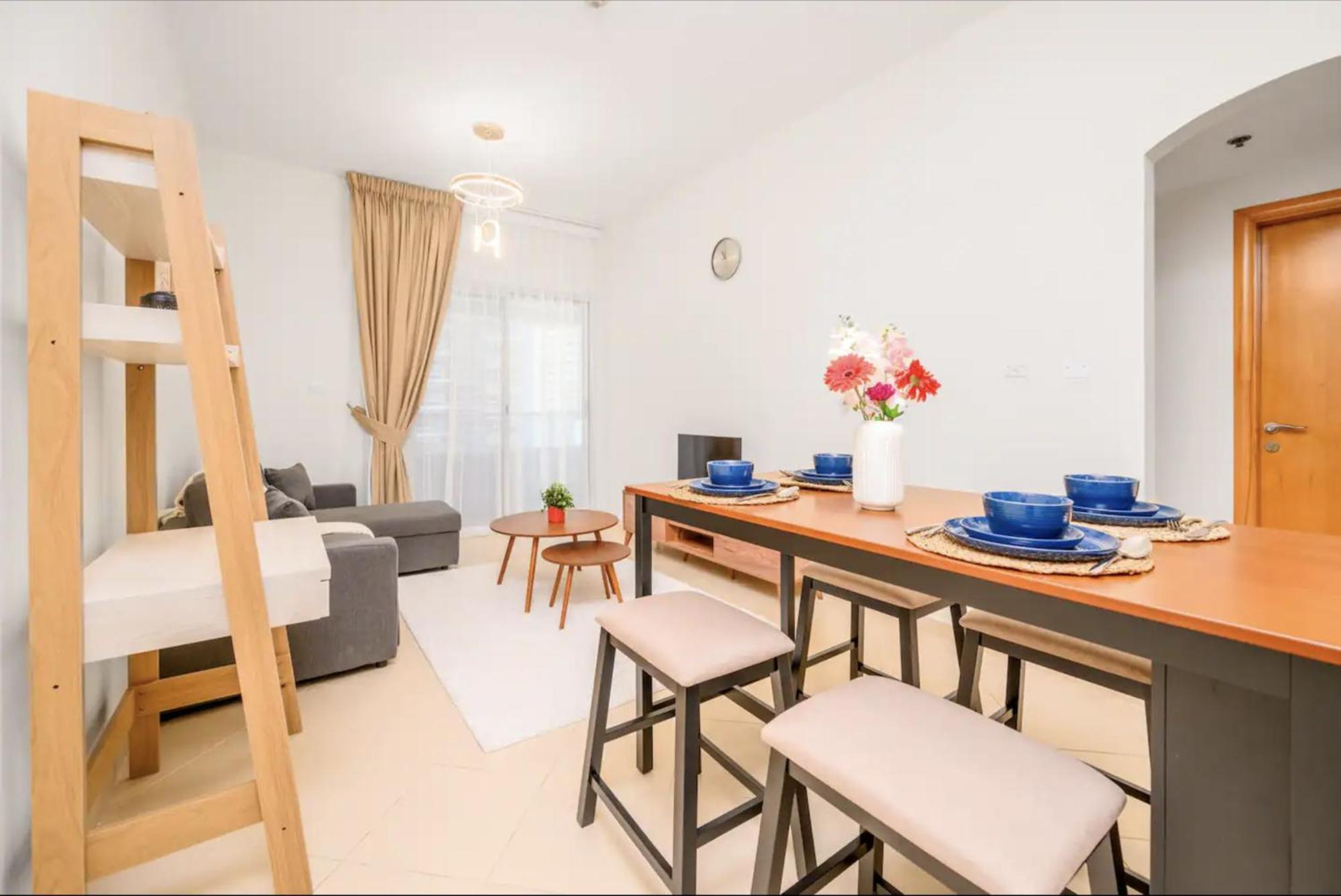 Luxurious 1-br In Active Marina Apartment