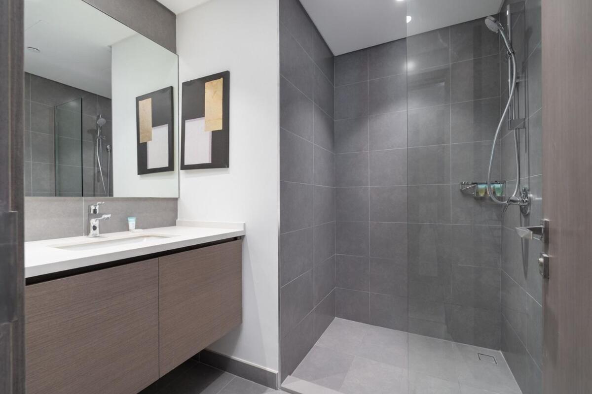 Stylish 2-bed Oasis With Pool In Peaceful Creek Harbour Apartment