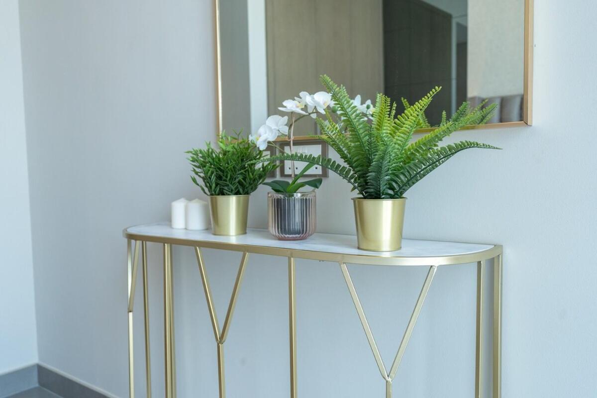 Stylish 2-bed Oasis With Pool In Peaceful Creek Harbour Apartment *