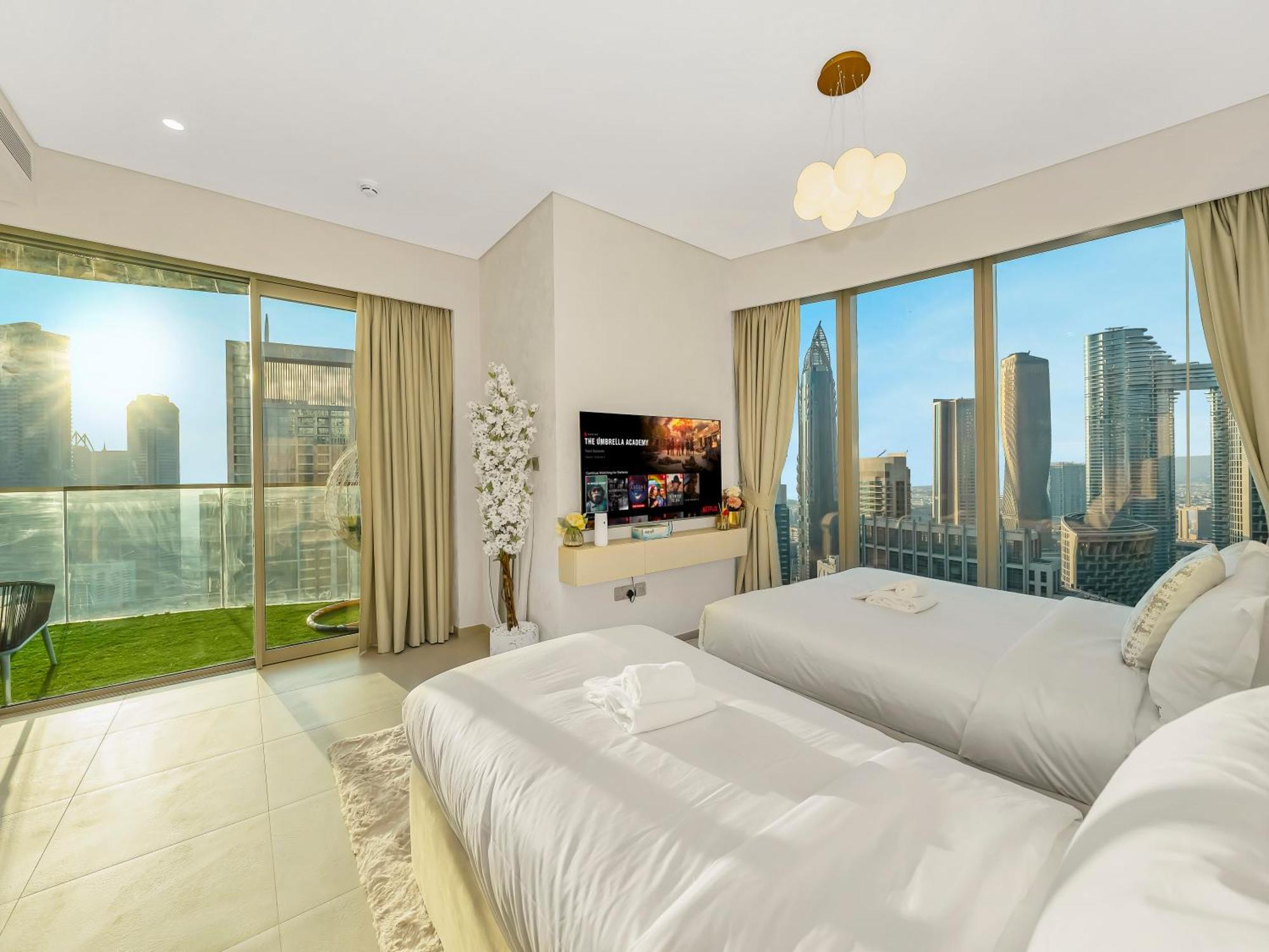 Grandeur 2 Bedroom I Burj Khalifa & Fountain Views I Free Parking, Gym, Pool, Wi-fi & Ps5 I By Skyline Serenity Dubai