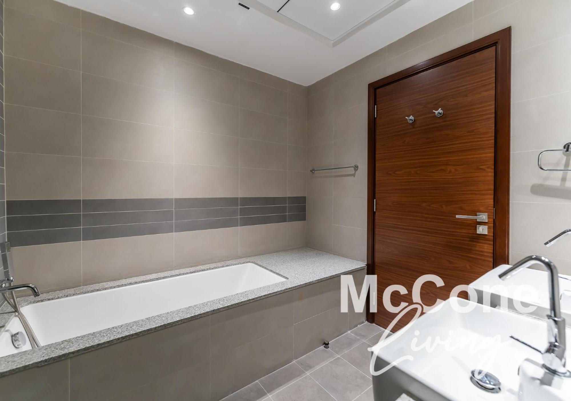 Scenic View 1br With Balcony *