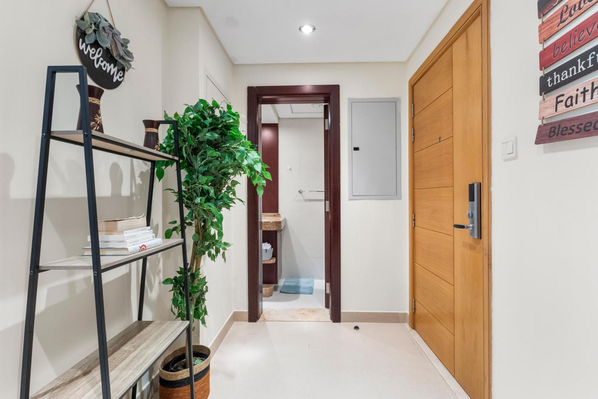 Stylish 1 Bedroom - Burj Khalifa View- 5Mn Walk To Dubai Mall-Apartment In Burj Views Tower Apartemen