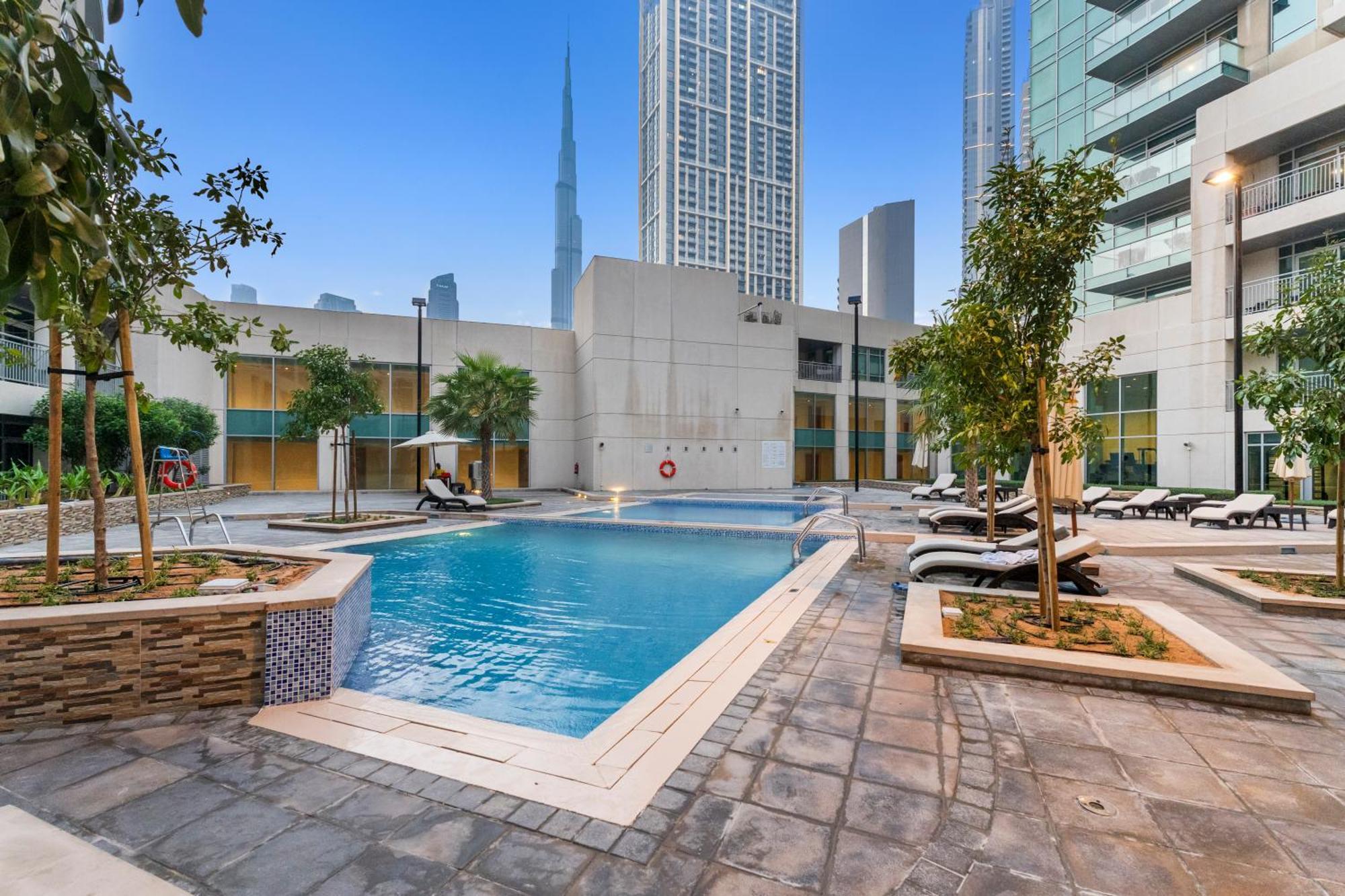 Stylish 1 Bedroom - Burj Khalifa View- 5Mn Walk To Dubai Mall-Apartment In Burj Views Tower Apartemen