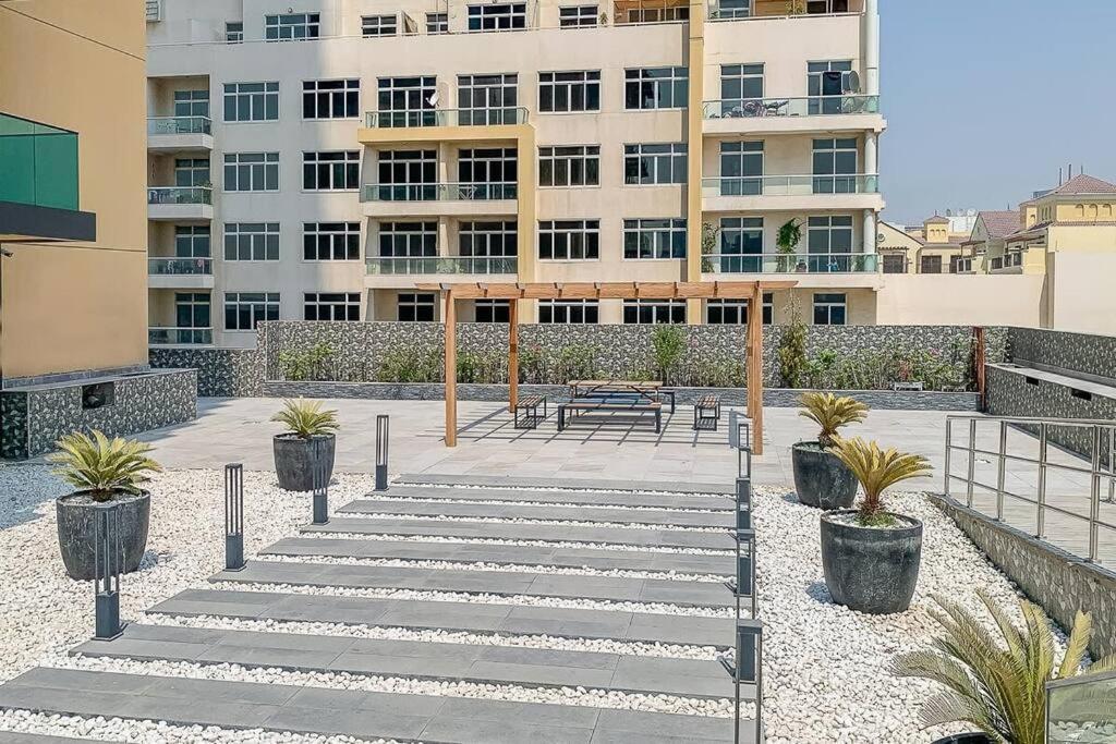 High Floor With Amenities And Parking Appartement *
