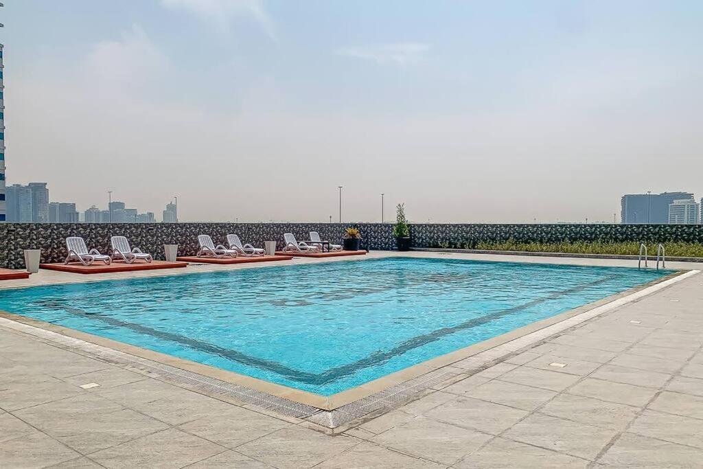 Appartement High Floor With Amenities And Parking *