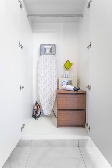 High Floor With Amenities And Parking *