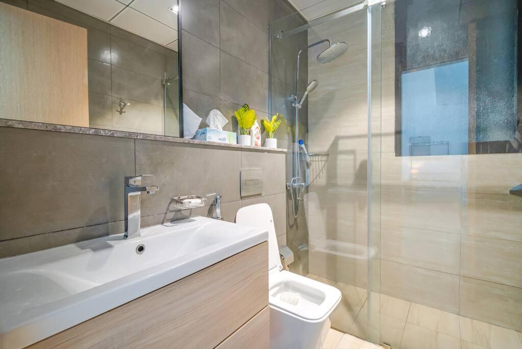 Appartement High Floor With Amenities And Parking *