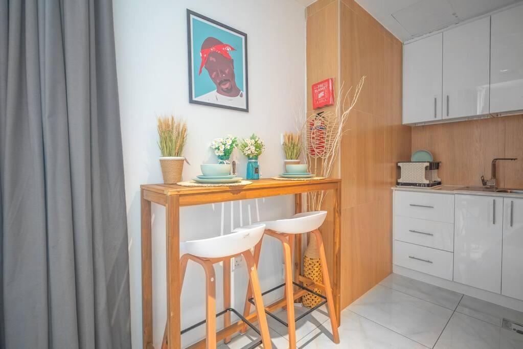 High Floor With Amenities And Parking *