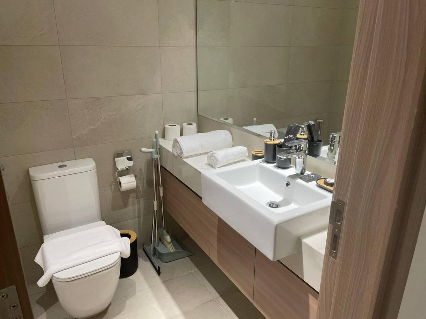 Lägenhet Pleasant New One Bedroom Azizi Riviera Dubai