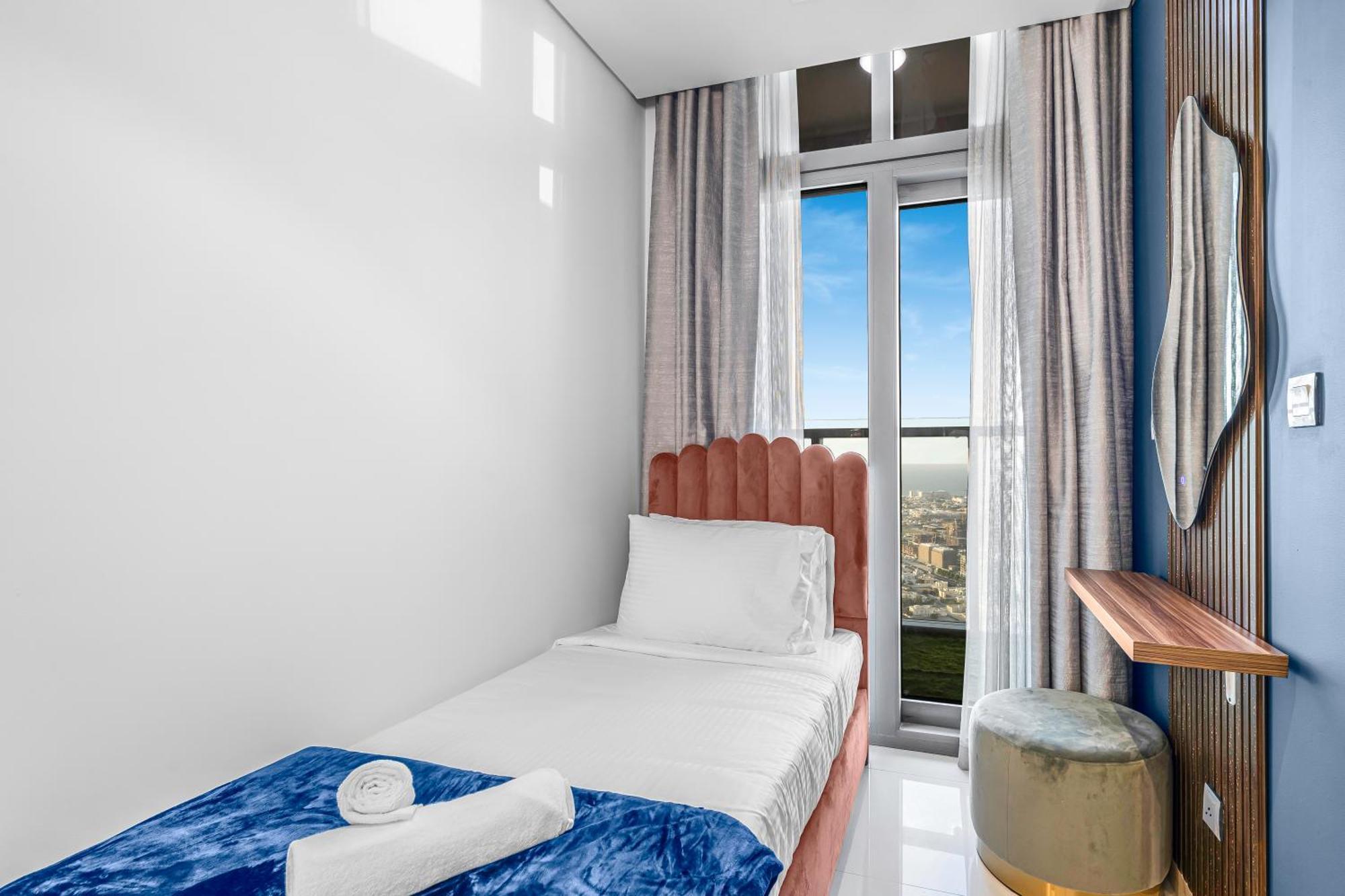 64th Floor Skyline Pool With Burj Khalifa View In Paramount Midtown Apartment