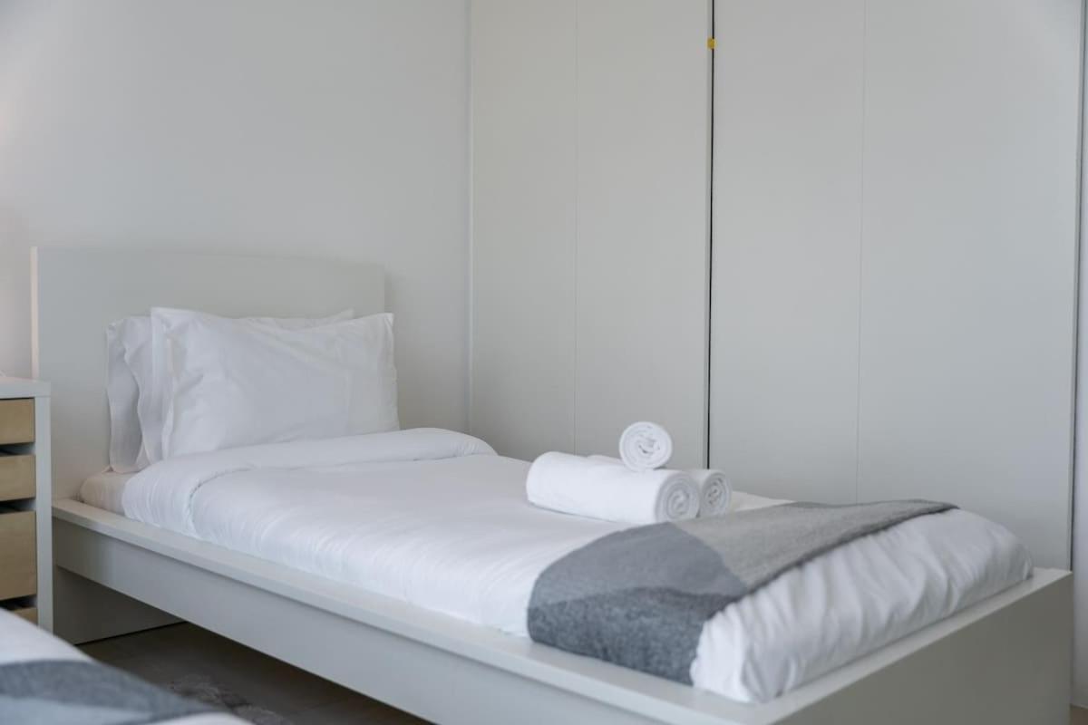 Spacious 2-bedroom With Marina Views In Dec Tower 2 * Dubaï