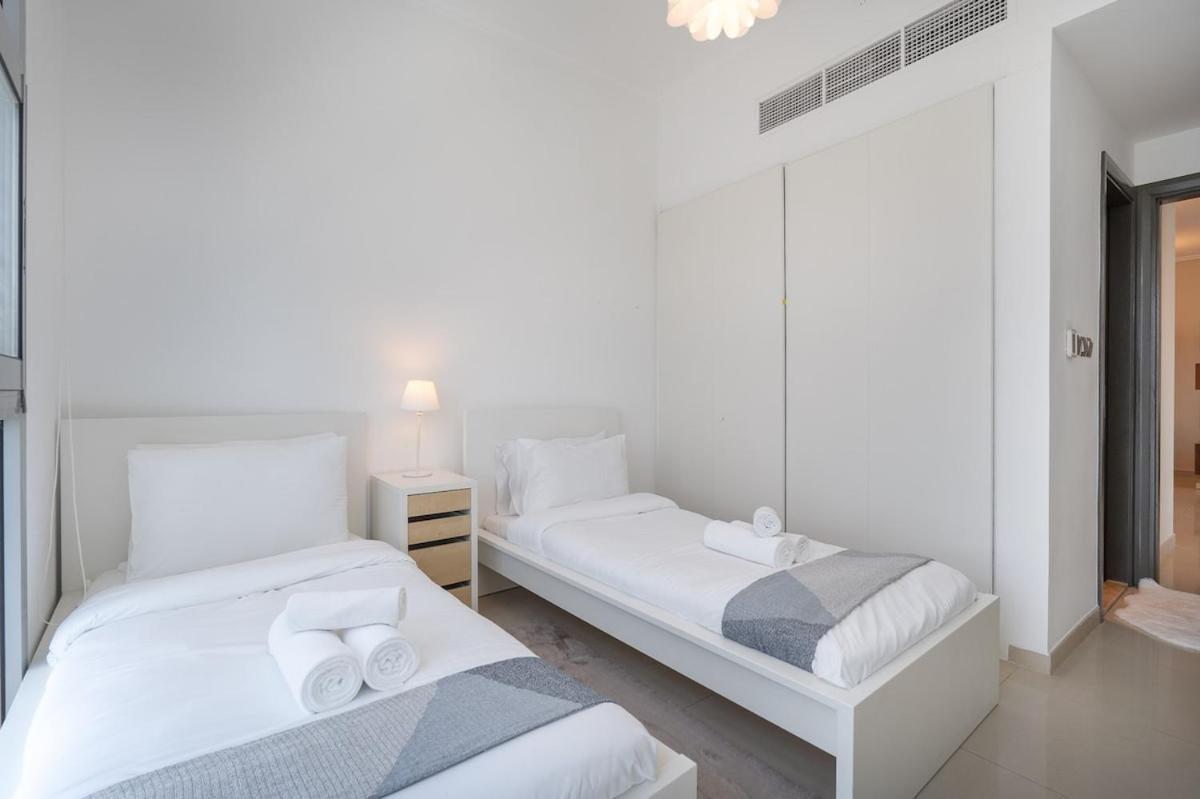 Spacious 2-bedroom With Marina Views In Dec Tower 2 * Dubaï