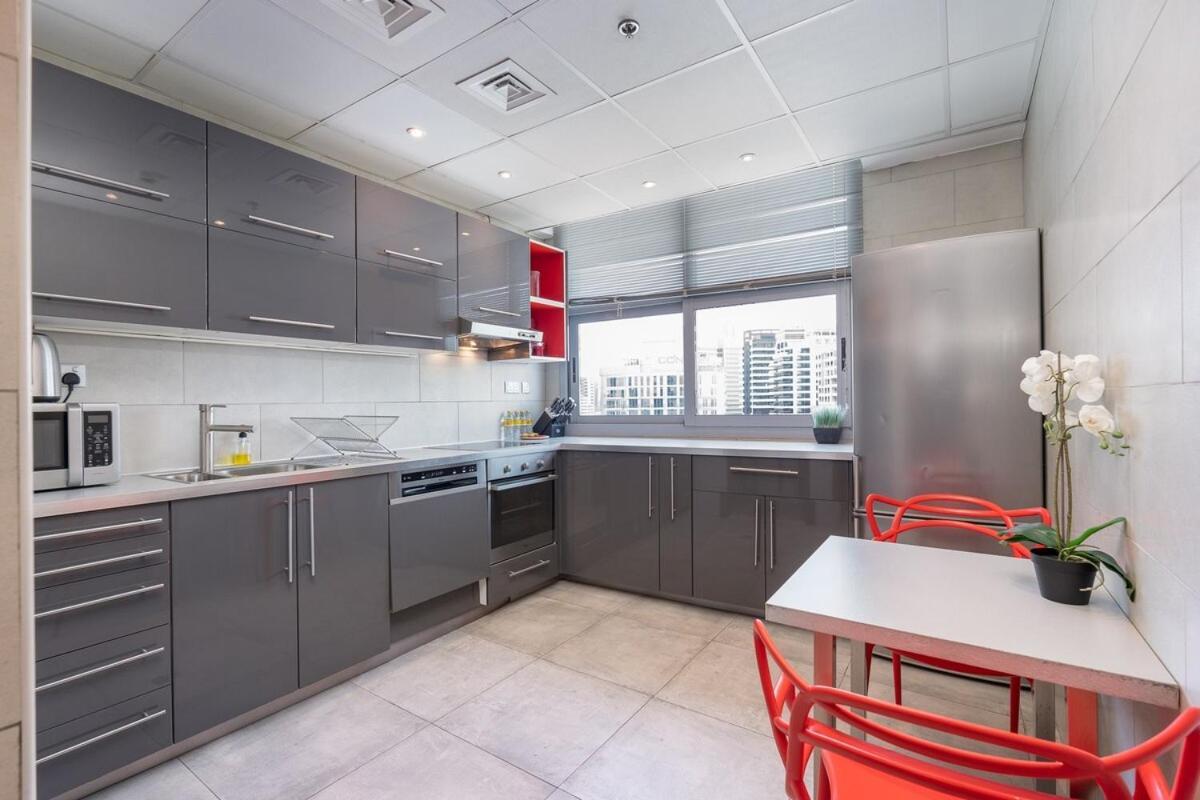 Spacious 2-bedroom With Marina Views In Dec Tower 2 Dubaï