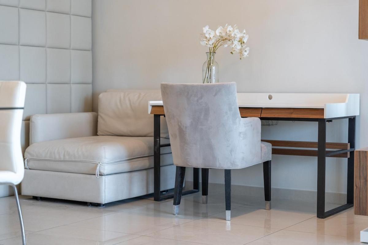 Spacious 2-bedroom With Marina Views In Dec Tower 2 Dubaï