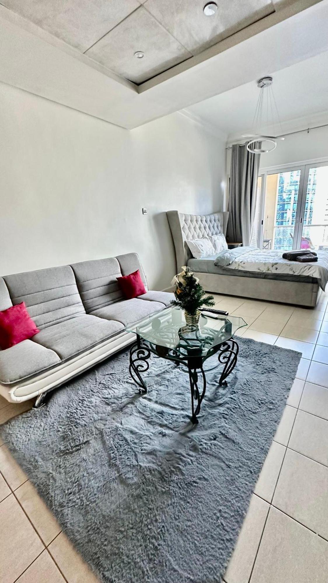 Luxury With Balcony - Close To Metro & Marina Dubái