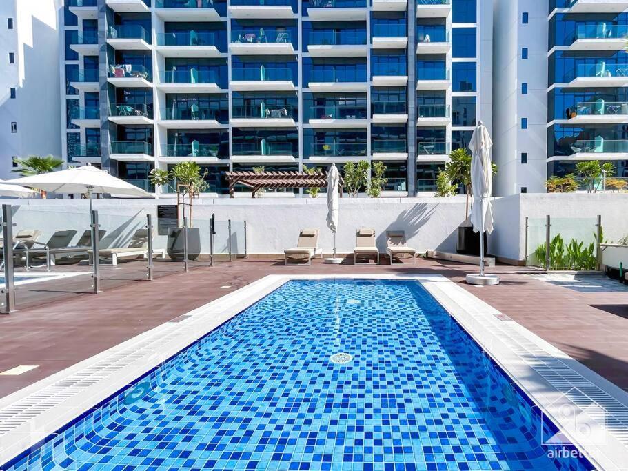 Opulent With Balcony At Aziz Riviera Appartement Dubaï